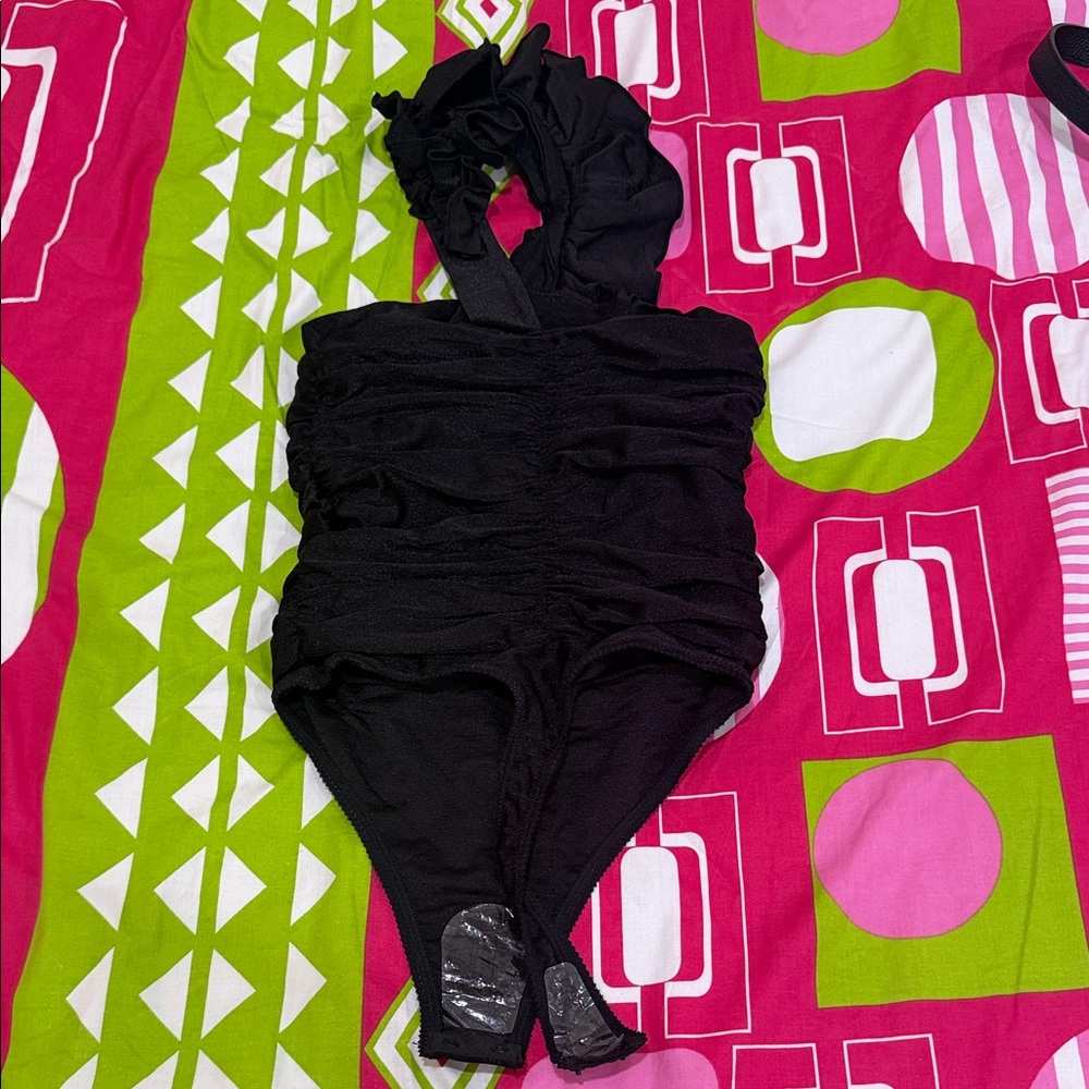 Elegant Black Ruched Bodysuit - Picture 5 of 6